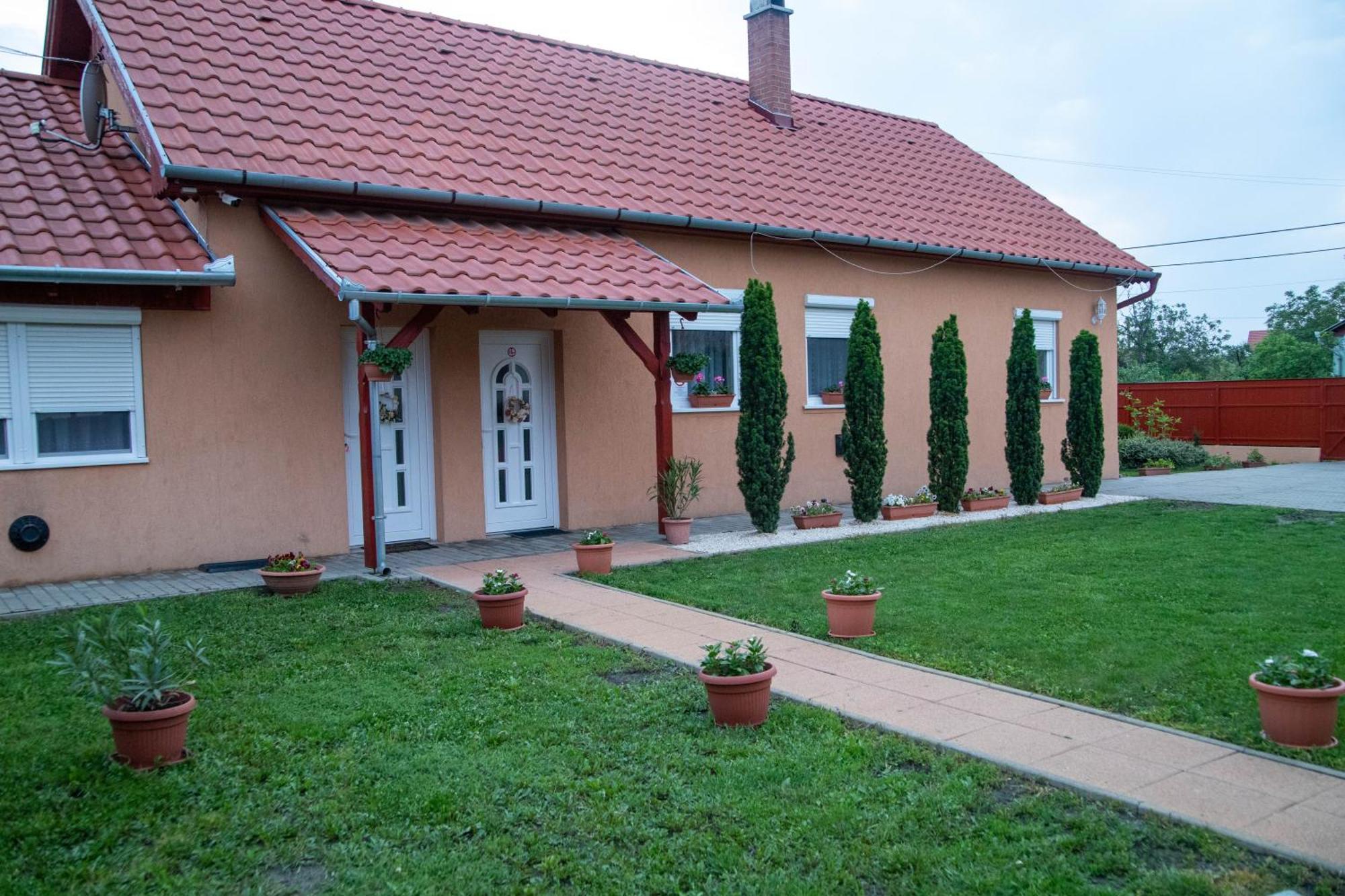 Hotel Boroka Vendeghaz Turkeve Exterior foto